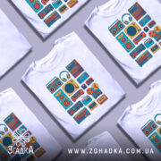 Футболка для меломана, білого кольору, зображена на манекені, фон світло-сірий, принт містить різноманітні музичні елементи в яскравих кольорах: червоний, жовтий, синій та зелений.