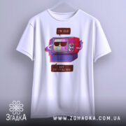 Футболка для олдів, білого кольору, зображена з близького ракурсу, фон світло-сірий, принт з телевізором у ретро стилі, напис 'I'M OLD' та 'BUT I'M STILL COOL' розташовані під телевізором.