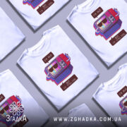 Футболка для олдів, білого кольору, зображена з близького ракурсу, фон світло-сірий, принт з телевізором у ретро стилі з написами 'I'M OLD' та 'BUT I'M STILL COOL'.