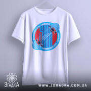 Футболка для скейтера, білого кольору, підвішена на вішалці, фон світло-сірий, принт повторює попередні, з акцентом на деталі малюнка.