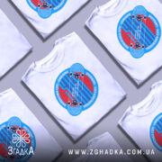 Футболка для скейтера, білого кольору, зображена на манекені, фон нейтральний, принт містить червоний і блакитний кольори з малюнком скейтборда та написом 'Berdichev City - Ukraine'.