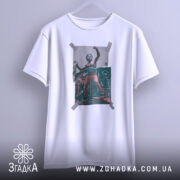 Футболка для скейтерів, біла, підвішена на вішалці, фон світло-сірий, принт з малюнком скейтера в червоних штанах, обклеєний скотчем.