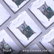 Футболка для скейтерів, біла, зображена на манекені, фон світло-сірий, принт з малюнком скейтера в червоних штанах, обклеєний скотчем.