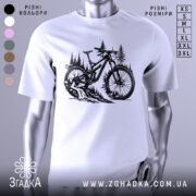 Футболка для велосипедиста, білого кольору, зображена на манекені, фон світлий, принт з чорним малюнком велосипеда на фоні лісу з деревами.