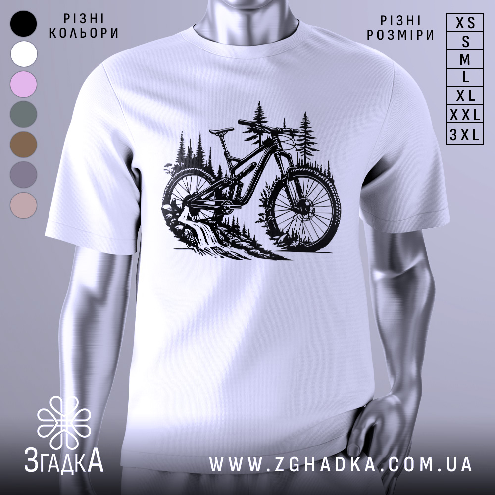 Futbolka Dlia Velosypedysta Vybir Mandrivnyka 1 Футболка для велосипедиста, білого кольору, зображена на манекені, фон світлий, принт з чорним малюнком велосипеда на фоні лісу з деревами.