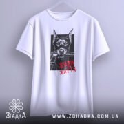 Футболка доберман живи життя, біла футболка на вішалці, зображення добермана з пістолетом у пащі на чорному фоні, текст 'ЖИВИ ЖИТТЯ' червоним кольором, фон світло-сірий.