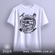 Футболка дорога це життя, біла футболка з чорним принтом, зображена на вішалці, фон світло-сірий, принт містить текст "Дорога це життя" та зображення інструментів.