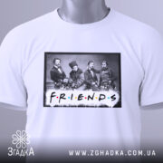 Футболка друзі письменники, біла, складена на поверхні, фон світло-сірий, принт з чорно-білою фотографією людей та написом 'FRIENDS' кольоровими літерами, з зеленим ярликом.