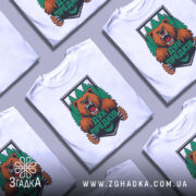 Футболка дух предків білого кольору, зображена з фронтального ракурсу на манекені, фон світло-сірий, принт з ведмедем та лісом в яскравих кольорах.