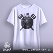 Футболка дух Вальгалли, біла, підвішена на вішалці, фон світлий, принт з написом 'Live WITHOUT REGRET' та щитом, видно деталі дизайну.