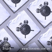 Футболка дух Вальгалли, біла, зображена з правого ракурсу на манекені, фон світлий, принт з написом 'Live WITHOUT REGRET' та щитом з символікою Вальгалли.