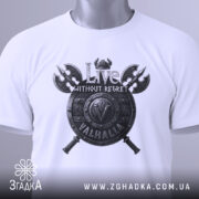 Футболка дух Вальгалли, біла, складена на поверхні, зображена зверху, фон світлий, принт з написом 'Live WITHOUT REGRET' та щитом, прикріплений етикет.
