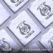 Футболка дух вікінга, біла, зображена з правого ракурсу на манекені, фон світло-сірий, принт чорного кольору з написом 'VICTORY OR VALHALLA' та візерунками вікінгів.