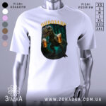 Футболка дикий пивозавр, біла, зображена на манекені, фон нейтральний, принт з пивозавром, що тримає два келихи пива, на фоні лісу.