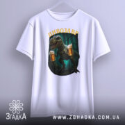 Футболка дикий пивозавр, біла, підвішена на вішалці, фон світлий, принт з пивозавром, що тримає два келихи пива, добре видно деталі принта.