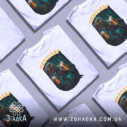 Футболка дикий пивозавр, біла, зображена на манекені, фон нейтральний, принт з пивозавром, що тримає два келихи пива, на фоні лісу.