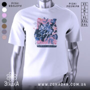 Футболка дикий стиль, біла, зображена з фронтального ракурсу, фон світло-сірий, принт з квітами та написом 'Wild Style' в яскравих кольорах.