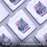 Футболка дикий стиль, біла, зображена з фронтального ракурсу, фон світло-сірий, принт з квітами та написом 'Wild Style' в яскравих кольорах.