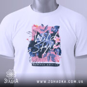Футболка дикий стиль, біла, зображена зверху, фон світло-сірий, принт з квітами та написом 'Wild Style', на футболці є етикетка з зеленим шнурком.
