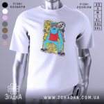 Футболка диско фрік білого кольору, зображена з фронтального ракурсу на манекені, фон градієнтний сірий, принт з яскравими кольорами, зображає персонажа в червоному топі і сонцезахисних окулярах.