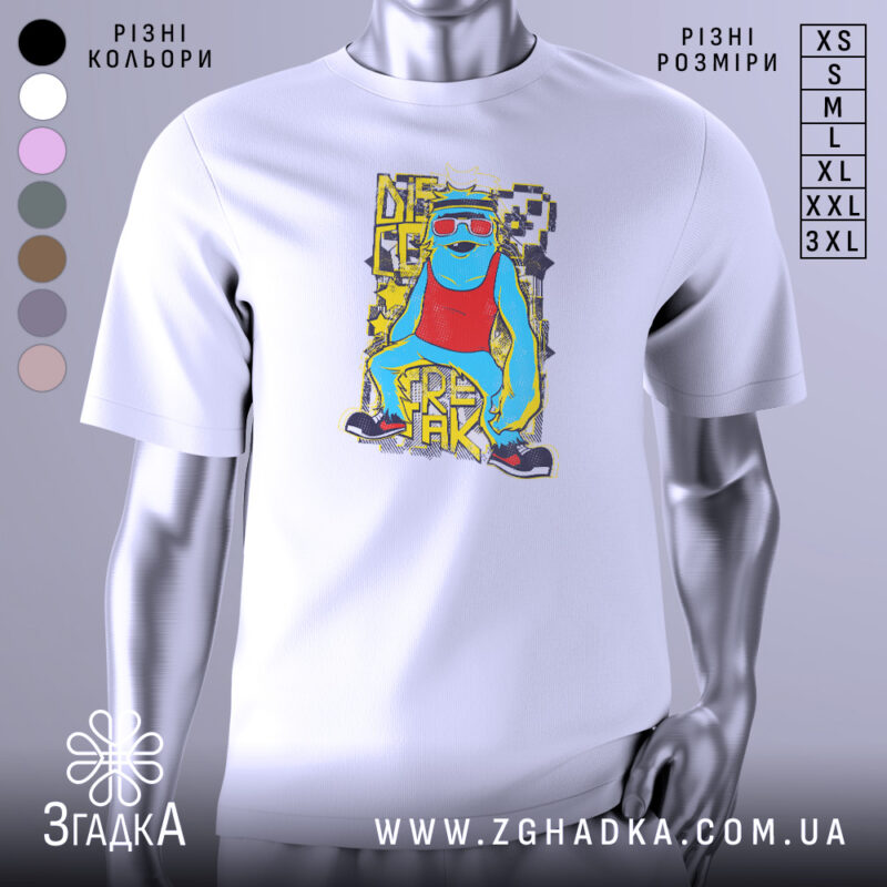 Футболка диско фрік білого кольору, зображена з фронтального ракурсу на манекені, фон градієнтний сірий, принт з яскравими кольорами, зображає персонажа в червоному топі і сонцезахисних окулярах.