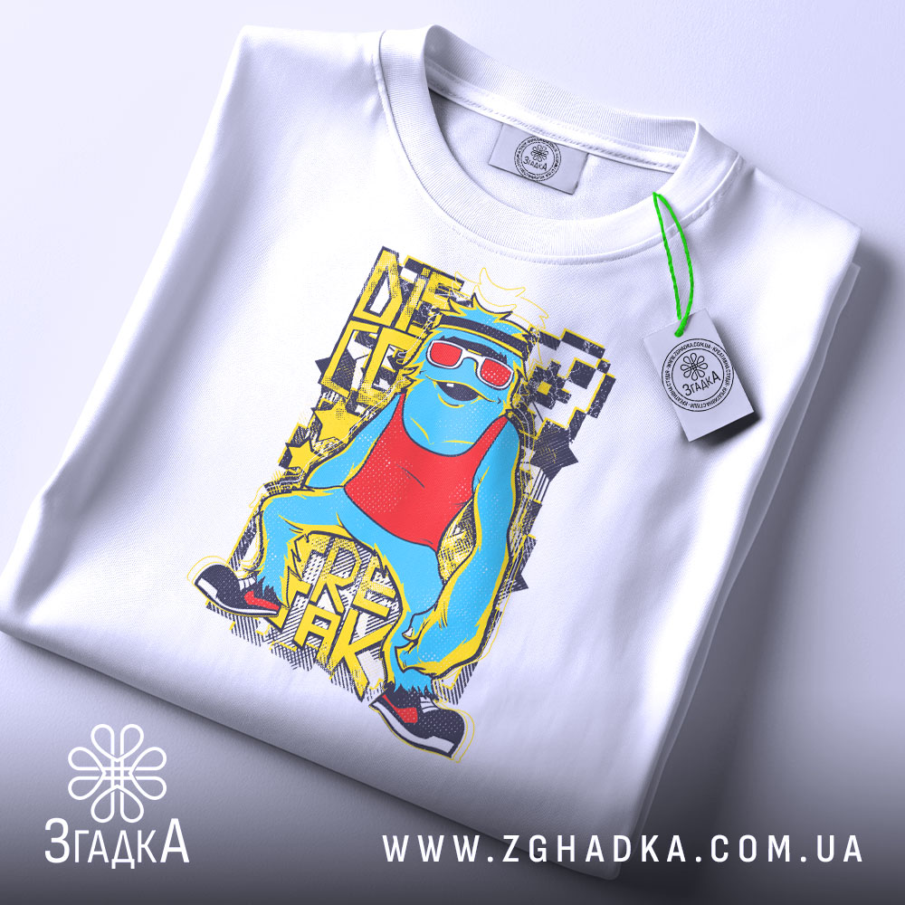 Футболка диско фрік білого кольору, складена на поверхні, фон світлий, принт яскравий, зображає персонажа в червоному топі, з зеленими окулярами і жовтими елементами.