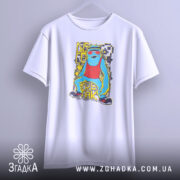 Футболка диско фрік білого кольору, підвішена на вішалці, фон градієнтний сірий, принт яскравий, зображає персонажа в червоному топі і сонцезахисних окулярах, з деталями графіки.