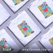 Футболка диско фрік білого кольору, зображена з фронтального ракурсу на манекені, фон градієнтний сірий, принт з яскравими кольорами, зображає персонажа в червоному топі і сонцезахисних окулярах.