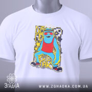 Футболка диско фрік білого кольору, складена на поверхні, фон світлий, принт яскравий, зображає персонажа в червоному топі, з зеленими окулярами і жовтими елементами.