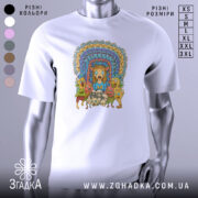 Футболка дивні істоти, біла, зображена на манекені, фон світло-сірий, принт з яскравими кольорами, на якому зображені різноманітні фантастичні істоти та обличчя, центральна фігура з рудим волоссям і сльозами.