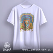 Футболка дивні істоти, біла, підвішена на вішалці, фон світло-сірий, принт яскравий, зображує фантастичних істот, центральна фігура з рудим волоссям, обличчя з емоціями.