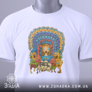 Футболка дивні істоти, складена на столі, фон світло-сірий, принт кольоровий, зображує дивних істот і обличчя, центральна фігура з рудим волоссям, на футболці є етикетка з зеленим шнурком.