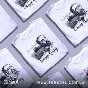 Футболка Джозеф Конрад білого кольору, зображена на манекені з правого ракурсу, фон нейтральний, принт містить портрет Джозефа Конрада з червоними крапками та текстом.