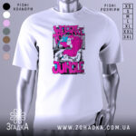 Футболка джунглі стиль, біла, зображена з фронтального ракурсу, на фоні світло-сірого градієнту, принт з малюнком горили в рожевих тонах та текстом 'WELCOME TO THE JUNGLE' у яскравих кольорах.