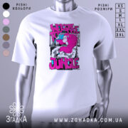 Футболка джунглі стиль, біла, зображена з фронтального ракурсу, на фоні світло-сірого градієнту, принт з малюнком горили в рожевих тонах та текстом 'WELCOME TO THE JUNGLE' у яскравих кольорах.