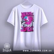 Футболка джунглі стиль, біла, зображена з фронтального ракурсу, на фоні світло-сірого градієнту, принт з малюнком горили в рожевих тонах та текстом 'WELCOME TO THE JUNGLE', підвішена на вішалці.