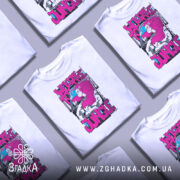 Футболка джунглі стиль, біла, зображена з фронтального ракурсу, на фоні світло-сірого градієнту, принт з малюнком горили в рожевих тонах та текстом 'WELCOME TO THE JUNGLE' у яскравих кольорах.