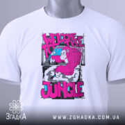 Футболка джунглі стиль, біла, зображена зверху, на фоні світло-сірого градієнту, принт з малюнком горили в рожевих тонах та текстом 'WELCOME TO THE JUNGLE', з етикеткою зеленого кольору.