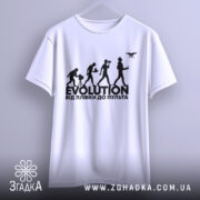 Футболка еволюція, біла, підвішена на вішалці, фон світло-сірий, принт чорного кольору з написом 'EVOLUTION ВІД ПЛІВКИ ДО ПУЛЬТА' та силуетами людей, що займаються різними видами зйомки.