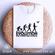 Футболка еволюція, біла, складена на плетеній основі, фон світло-сірий, принт чорного кольору з написом 'EVOLUTION ВІД ПЛІВКИ ДО ПУЛЬТА' та силуетами людей, що займаються різними видами зйомки.