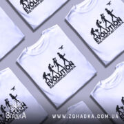 Футболка еволюція, біла, зображена на манекені з правого боку, фон світло-сірий, принт чорного кольору з написом 'EVOLUTION ВІД ПЛІВКИ ДО ПУЛЬТА' та силуетами людей, що займаються різними видами зйомки.