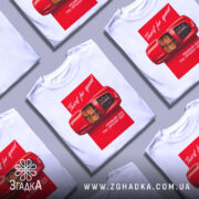 Футболка Ferrari білого кольору, зображена з фронтального ракурсу на манекені, фон нейтральний, принт з червоним автомобілем Ferrari 625 TRC Spider 1957, текст 'Thirst for speed' на червоному фоні.