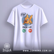 Футболка fih is calling. Біла футболка, підвішена на вішалці, фон світлий, принт яскравий, рибка оранжевого кольору з великими очима, текст 'FiH' та 'PICK UP' під рибкою, рукави широкі.