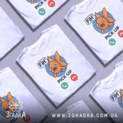 Футболка fih is calling. Біла футболка з принтом рибки на грудях, зображена з правого ракурсу, фон світлий, принт яскравий, рибка оранжевого кольору з великими очима, текст 'FiH' та 'PICK UP' під рибкою.