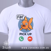Футболка fih is calling. Біла футболка, складена на поверхні, з принтом рибки, фон світлий, принт чіткий, рибка оранжевого кольору з великими очима, текст 'FiH' та 'PICK UP' під рибкою, на футболці є етикетка з зеленим шнурком.
