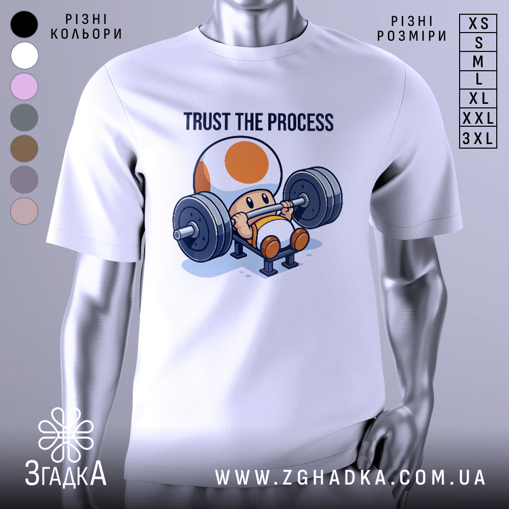 Футболка фітнес настрій, біла, зображена на манекені, фон світло-сірий, принт з персонажем, що піднімає штангу, текст 'TRUST THE PROCESS' над ним.