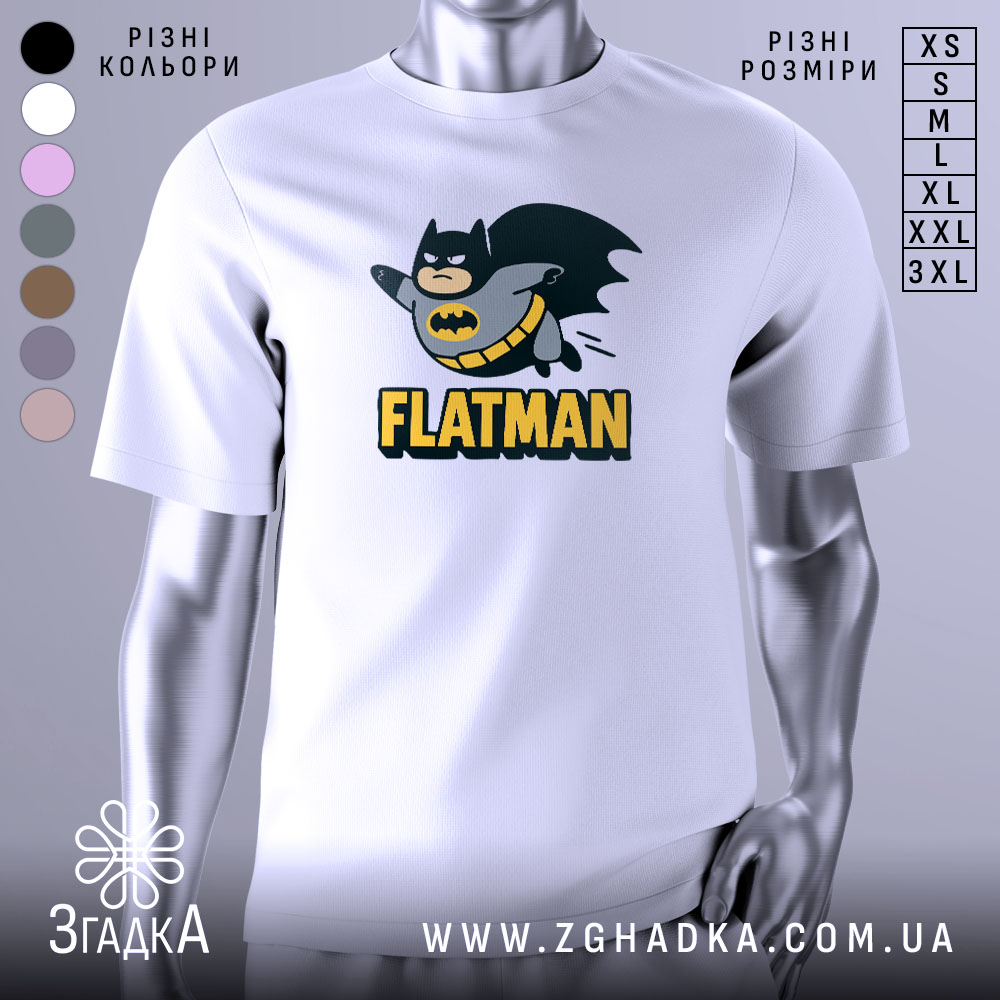 Futbolka Fletmen Smishnyi Obraz Oryhinalnyi Podarunok 1 Футболка флетмен білого кольору, зображена з фронтального ракурсу на манекені, фон світло-сірий, принт з персонажем у костюмі Бетмена, що летить, з написом 'FLATMAN' під ним.