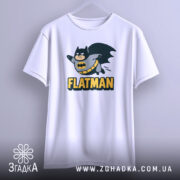 Футболка флетмен білого кольору, підвішена на вішалці, фон світло-сірий, принт з персонажем у костюмі Бетмена, що летить, з написом 'FLATMAN' під ним.