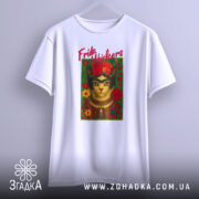 Футболка Фріда стиль, біла, підвішена на вішалці, фон світло-сірий, принт з котом у стилі Фріди Кало, з червоними квітами та написом 'Frida Whiskers'.