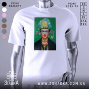 Футболка Фріда білого кольору, зображена на манекені, фон сірий, принт з портретом жінки з яскравим головним убором та зеленим фоном.